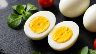 ゆで卵のカロリーはどれくらい？栄養やサラダチキンとの比較・食べ方まで解説