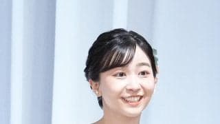 佳子さま、大きな花飾りと淡い緑色の衣装　アジア大会結団式にご出席…選手団から大きな拍手