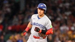 “ぎこちない”岡本の行動に同僚爆笑　被弾左腕の絶望の直後…敵地に生まれた光景