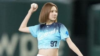 くびれ浮き出る19歳美女が「めちゃくちゃ綺麗」　へそ出しスタイルの“可憐投球”に興奮