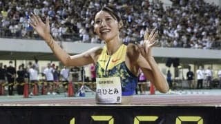 どうなってんの！？美女アスリートが斬新衣装で登場　ショート丈のニットベスト「楽しい撮影でした」