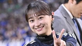｢AIかと思うくらい可愛い｣元日向坂46・影山優佳、国立ピッチ脇での“ウインク＆ピース”に悶絶！｢Jリーグ盛り上げていきましょう｣久々の影レポが大反響