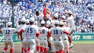 逆転勝利も…涙、涙の智弁和歌山エース　整列でハグした“人物”、甲子園で広がった光景