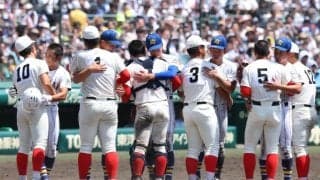 甲子園激闘から1時間…激写された“青春の1枚”　勝敗の垣根を越えたノーサイドの精神