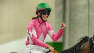 【新潟11R】永島まなみが6番人気馬で鮮やか逃げ切り、10Rから連勝