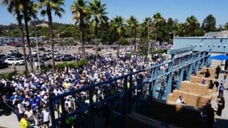 “大谷人形”求め長蛇の列！　異例の大量用意も…ゲートにファン殺到、パイレーツ戦で配布