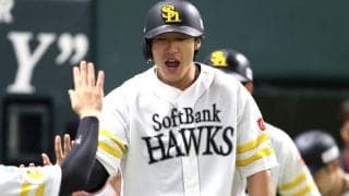 「なんで入るのあの打ち方でw」37歳・柳田悠岐の“変態弾”が話題　8月は打率.439、鷹の中軸が本塁打競演「一生現役でいてください」