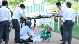 「尋常じゃない痛がり方」「笑うに笑えねぇ」外国人騎手に起きた悲劇にネット沈痛　馬に蹴られたヘルナンデス騎手負傷