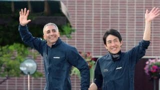 馬に蹴られて負傷のヘルナンデス騎手がＷＡＳＪの表彰式に登場　丹内祐次騎手に手を引かれ笑顔でファンに手を振る
