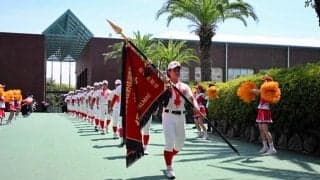 深紅の大優勝旗、我らに栄冠　智弁和歌山の選手が帰校