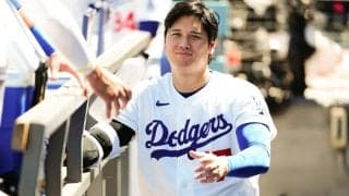大谷翔平が“ど真ん中”…「素敵な写真」　仲間のために曲げた右手、ド軍公式が激写した1枚