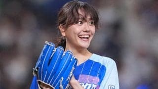 「顔ちっさ」　170cm美人女優の“ぺこり”投球…抜群スタイルのサウスポーが「かわいかった」