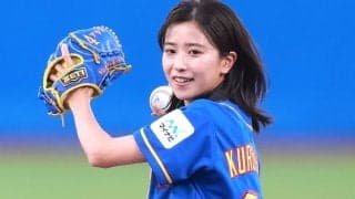 「めっちゃ可愛い！」「ど美人」神宮に登場した29歳女優に反響　見事なノーバウンド投球も「もうちょっとパシッと決めたかった」