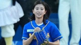 「スゴくないか!?」美人女優の一投が大反響　華麗なマウンド姿が「どの角度からでもキレイ」