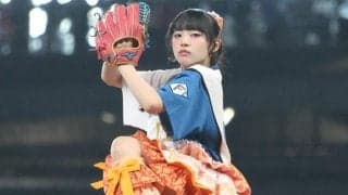 スカート“バサッ”　ド緊張の美女が豪快足上げ…ワンバウンドも笑顔、場内虜に