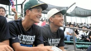 応援席に敗れたチームのエースとキャプテン　軟式を愛する仲間として