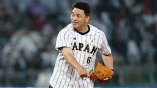 侍J・井口資仁監督、U-18壮行試合で始球式　ノーバウンド投球に大歓声…背番号6の代表ユニで登場