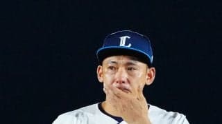 【西武】栗山巧が花束贈呈で涙　同期入団の中村剛也は満面の笑みで記念撮影