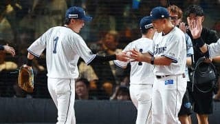 【西武】栗山巧が涙の花束贈呈　１学年先輩の中島宏之氏、片岡保幸氏もサプライズ登場