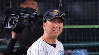 【阪神】藤川監督が思わず「WHY？」ポーズ　坂本勇人ハーフスイング判定で四球となり２死満塁