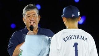 【西武】栗山巧が涙の花束贈呈　元ドジャース野茂英雄氏がサプライズ登場「引退を撤回して」