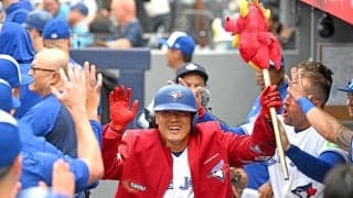 岡本和真　２戦ぶり28号ソロはバックスクリーン一直線　ブルージェイズはマリナーズをスイープ