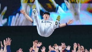 胴上げに紛れた“人物”に「泣いてまう」　背番号1に最後のサプライズ…ファン感涙「愛が詰まってる」
