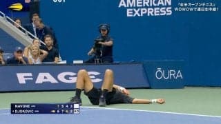 一体何が…！？ジョコビッチのアクシデントに全米OP場内から悲鳴 右肩をがっちり固めるテーピングに「様子が変」の声続々