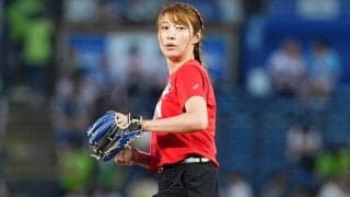 185cm狩野舞子さんが豪快投球　神宮球場どよめき…ショートパンツからワンバウンドに“あちゃー”