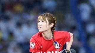 【ヤクルト】狩野舞子氏が始球式、長身から投げ下ろしワンバウンドも「フォークに見えたかな」
