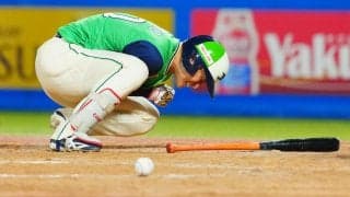 【ヤクルト】宮本丈が右肘に死球受け苦悶の表情、プレー続行も…直後の守備でベンチに退く
