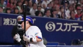【中日】場内騒然、右肩甲骨骨折から1軍復帰初戦の村松開人に死球…松中打撃統括Cが駆け寄る