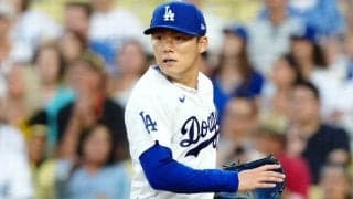 山本由伸がマウンド上で唖然→満面の笑み　目の前で起きた“衝撃美技”…ド軍実況「敬礼を」