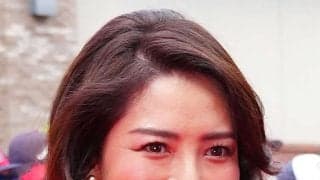 菊池雄星の妻、瑠美さんが白タンクトップ＆ショートパンツで観戦ショット　ネット裏で愛息と笑顔