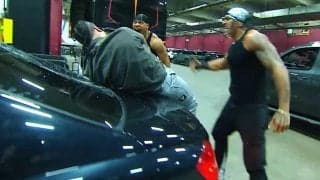 襲撃ついでに高級外車を破壊！ バックステージで衝撃展開に波紋 放送席も絶句 「バールはやべぇ」ファンもドン引き