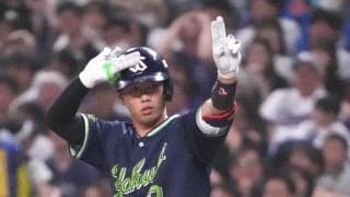 【ヤクルト】「みんな素敵で幸せ」飛球追った古賀優大、三塁ベンチの中日サノーに支えられる