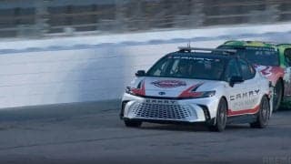 「なぜ」「やりすぎ」ペースカーに“接触” レース開始直前にまさかの光景「友達だからだけど…」ファンもにわかに注目