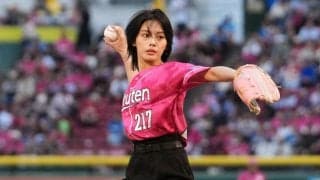 “始球式史上No.1”の「かわいい」との声　人気女優を襲った緊張…黒ショーパンの本気投球の行方