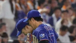 中日・岡林がスーパーキャッチ　投手の柳が肩をもみもみして労う　２死満塁で投手・戸郷の右中間への打球をぎりぎりで捕球