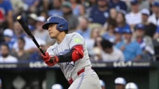岡本和真にまさかの珍事…打席でヘルメットをさわる→球審がＡＢＳチャレンジと認識→慌てて右手を振るも　直後に中前打で３戦ぶりマルチ安打