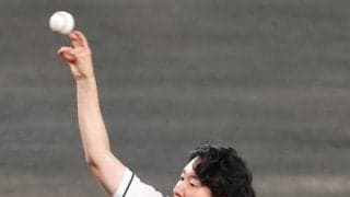 雨男？の古川アナが念願の始球式　ノーバンならずも「ありがとう」　３度目の機会でようやく実現、過去２度は雨天中止、この日は遅延も　右打席の鷲尾アナが豪快空振り
