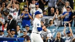 ドジャース　スクバルのコミュ力が垣間見えたワンシーン　降板後に大谷の胸元で何かを発見→笑顔で言葉かわす　ベンチで常に山本、スネルらと談笑