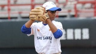 侍J戦で目を引いた“黄緑色の靴”「野球用は全部寄付」　スリランカ16歳が明かした現実
