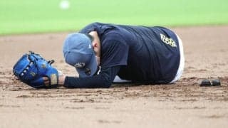 オリックス　若月健矢がグラウンドに倒れ込む　ノックの打球がイレギュラーして顔面に直撃　試合前のアクシデントで騒然