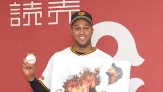 「瓜二つやん」「小さいライデルそのもの」巨人・マルティネス　快挙達成後におめめクリクリ息子の溺愛ぶり披露「髪形も可愛いな」「奥様も綺麗」