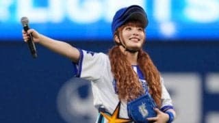 美人歌手の“頭上”に「なんで!?」　大胆衣装で絶妙のバランス感覚…可憐な一球が「ステキだ」