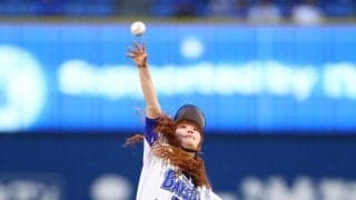 「その発想はなかったわぁ～」きゃりーぱみゅぱみゅ　ハマスタ始球式で帽子３枚重ね投球に騒然「さすがファッションモンスター笑」「クセ強」
