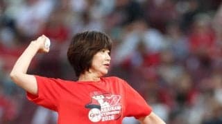 １女２男のママアナウンサーが始球式　ノーバンならずも「ちょっとは上達。７割うれしい、３割は少し悔しい」　２年前のリベンジ　赤い羽根×カープコラボＴシャツ姿で投球