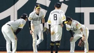 鷹・周東佑京が負傷交代　守備の直後に左ひざを押さえ苦悶の表情…球場騒然