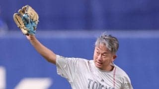 ヤクルト・石川が名古屋のファンに別れ　左翼席に駆け寄って一礼　２５年間の声援に感謝　中日・島ヘッドと涌井から花束を贈られる